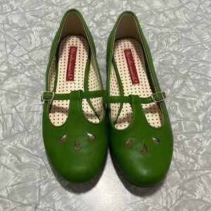 ModCloth Green Flats  “But another innocent tale” shoes size 8 1/2